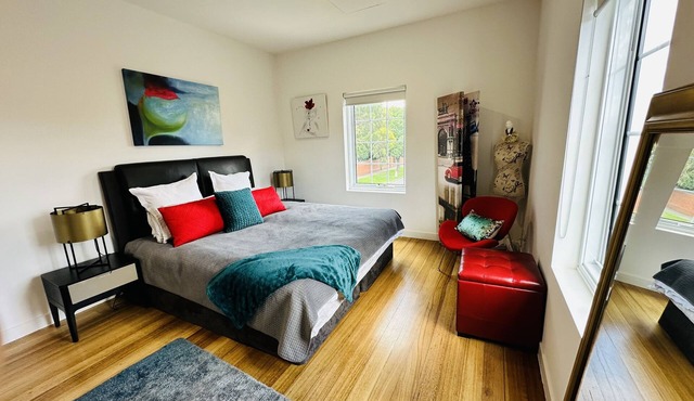 Luxury & Grandeur | Balcony Views| Prime Location, Parking, 15 mins to CBD! in Hawthorn