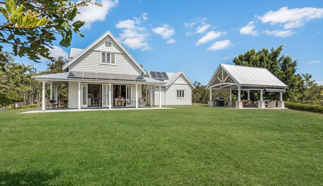 Luxury Hamptons Style Country Retreat on 40 Picturesque Acres | Free Netflix in Mount Pleasant