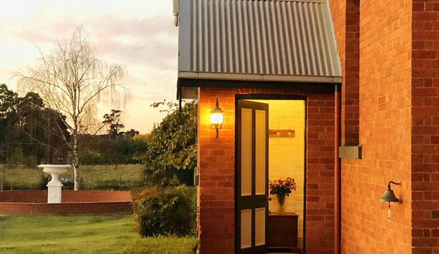 Luxury historic cottage in Woodend North
