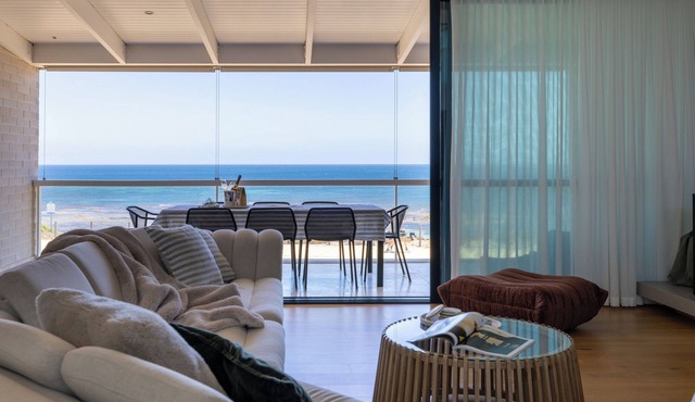 Luxury oceanfront retreat close to cellar doors of McLaren Vale in Aldinga Beach
