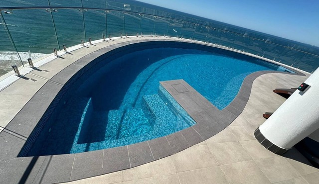 Luxury Pearl Main Beach Apartment | Walk to the Beach in Main Beach