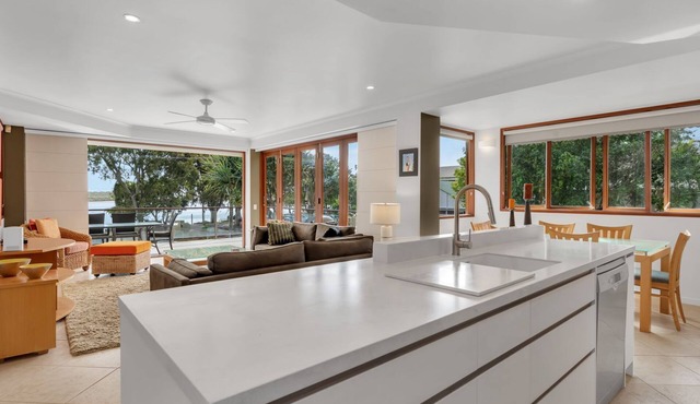 Luxury Riverfront Apartment in NOOSAVILLE