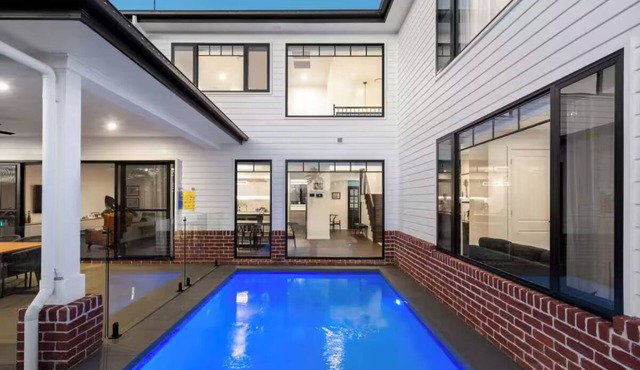 Luxury Villas Allambi Broadbeach (With Car Parking) in Broadbeach Waters