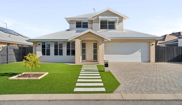 Luxury Waterfront 5-Bed Family Home Near Mandurah in Halls Head