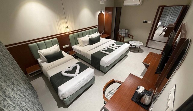 M R SUITES
