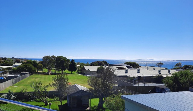 Magic home, magic views. Minutes walk to beaches, swimming, shops, restaurants in Bridport