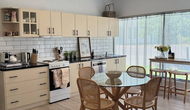 Main street accommodation near the Murray River and wineries! in Wahgunyah