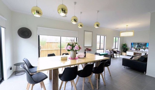 Massive 9BRM Rental House for big group in Melbourne in Williams Landing