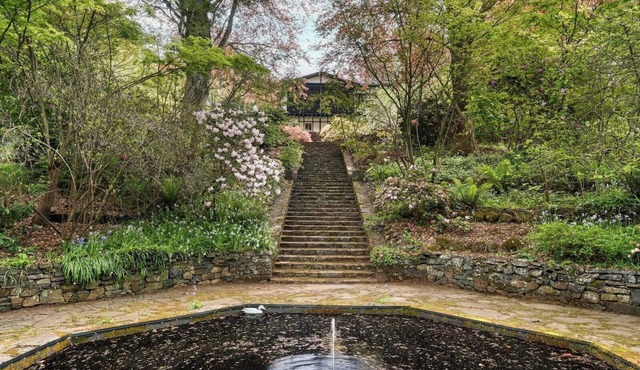 Mawarra Manor Luxury Estate with Indoor Pool, Sauna, Lawn Tennis & Garden Spa in Sherbrooke