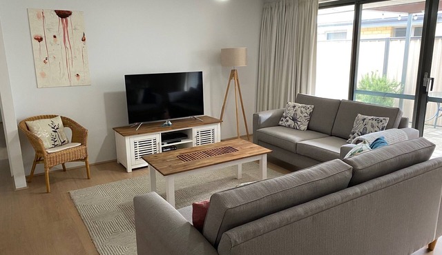 Meadow Springs - Modern & Stylish in Mandurah in Meadow Springs Mandurah