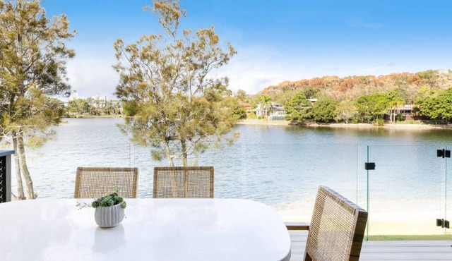 Mediterranean Villa by the lake, 5 minutes to Burleigh Heads in Burleigh Waters