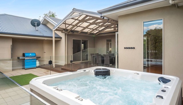 Meet Me at Maple Dual Living Sleeps 11 Spa Newtown in Newtown
