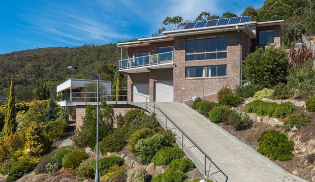 Million Dollar View Day and Night - for big family or few families together in Sandy Bay
