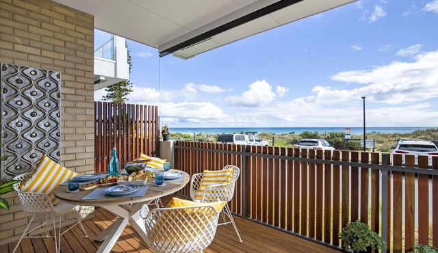 Moana Beach, Seafront Apartment in Moana