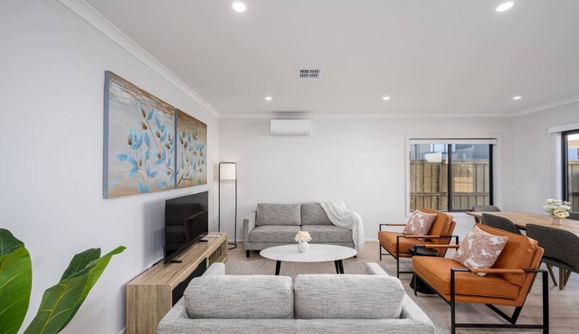 Modeina Modern Brand New 4BR Home in Burnside