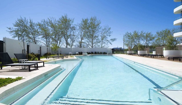 Modern 1-Bed Apartment With Parking, Pool and Gym in Phillip