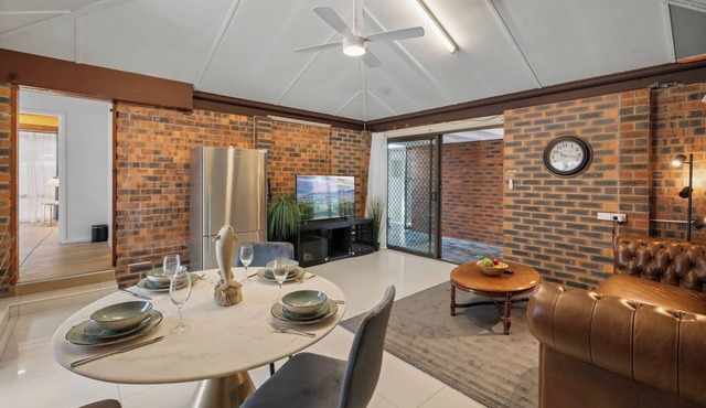 Modern 3-Bedroom Stay | Walk to Shops & Dining in Robertson