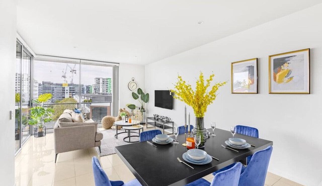 Modern 3BR Riverside APT W/Parking near Shops&Park in West End