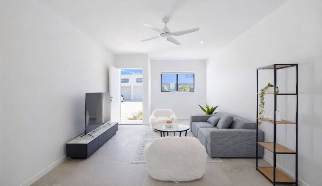 Modern 4BR Townhouse Near Transport & Shops in Bundamba
