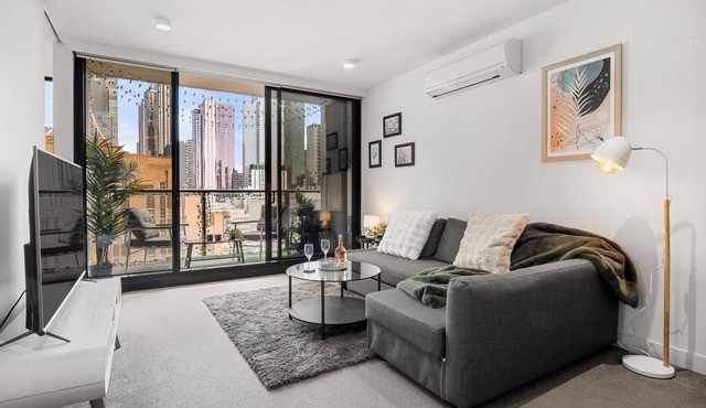 Modern CBD 2BR Free Parking + Stunning City Views in Melbourne