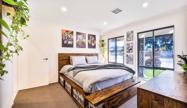 Modern King Suite Private Ensuite, Double Shower, 75″ TV & Free Parking in Beechboro