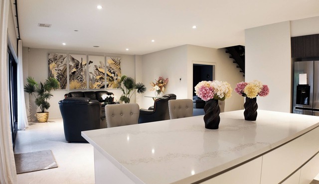 Modern Luxury Estate, 4 Ensuite Rooms, Comfort, Convenient, Secure, Near Airport in Craigieburn