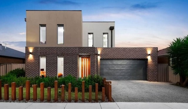 Modern Masterpiece Beautiful St Albans 4BR Home in Saint Albans