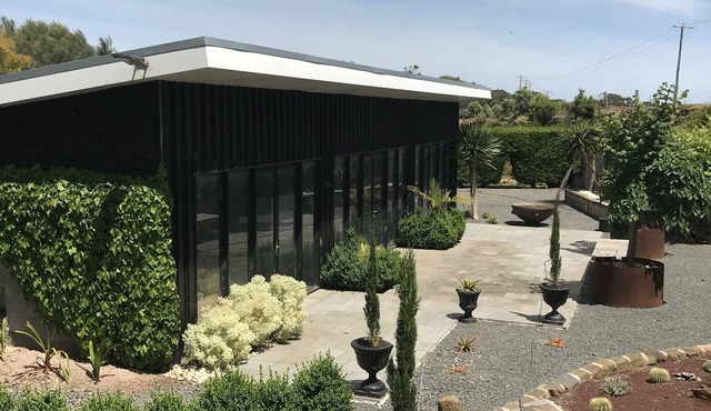Modern rustic house in garden setting-5mins from Warrnambool. in Allansford