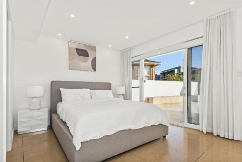 Modern Seafront Luxury, Steps from the Beach in Sydney