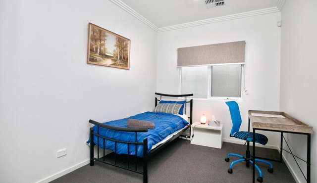 Modern Share house, private room with single bed, 4km to beach in Oaklands