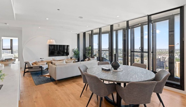 Modern Skyline Apartment | 3BR with Pool & Gym&tub in Fortitude Valley