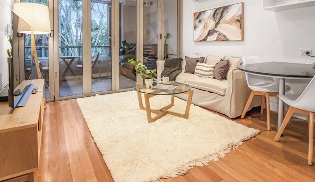 Modern stylish 1BR apartment w/balcony, superb location in Potts Point