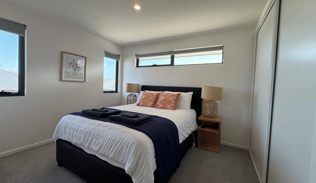 Modern Villa. Walking distance to Beach, Bars & Restaurants in Blackmans Bay