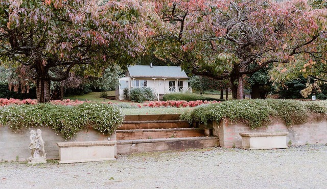 Mountain View Cottage - with spa and fireplace in The Patch