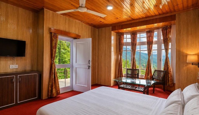 Mountain View Room w Balcony Cozy Stay in Kud in Kūd