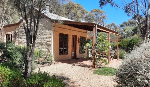 Muckleford Forest Cottage - Quiet bush stay with dam, pizza oven & wood fire in Muckleford
