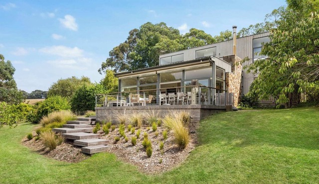 Myers Road Villa-Solar Pool, Trampoline, Fireplace in Merricks North