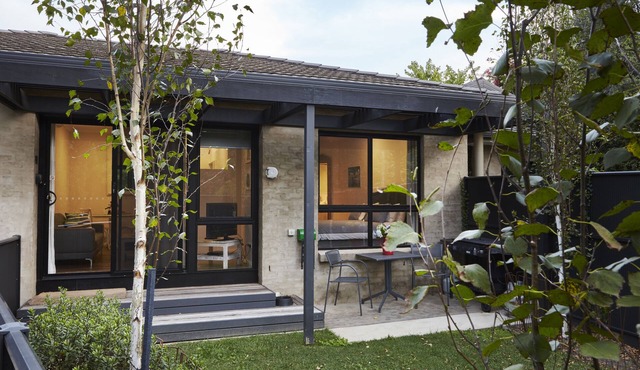 NEW Ideal for Two - King bed - Pet Friendly - 150m to river - Easy walk to town in Bright
