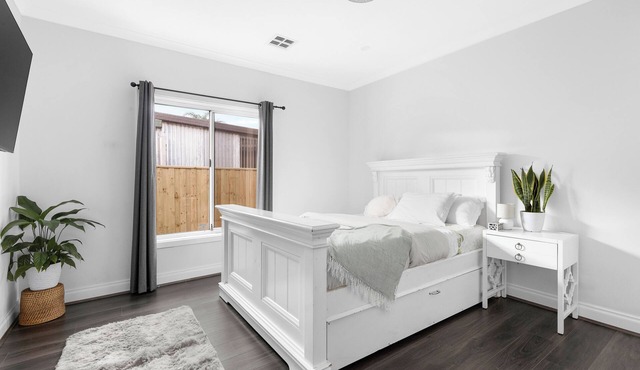 Newly Built- Master Ensuite in Shared House: Close to CBD/Melb Airport/Highpoint in Brooklyn