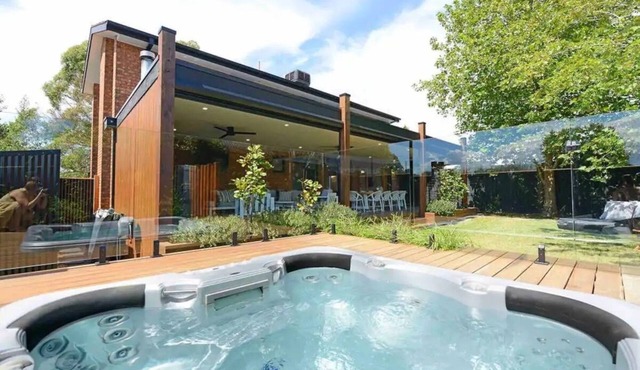 Nirvana Retreat - Large modern 5 bedroom house with outdoor spa in Frankston