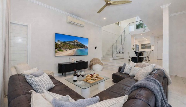North Ward Beachside Home, Townsville | 4BR | 2 King Beds | Walk to Strand in North Ward