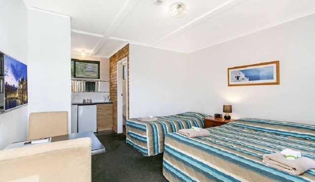 Ocean Crest Motel in Hayborough