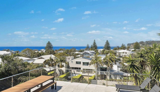Ocean Views Every Room. 100m to Beach. Sleeps 13 in North Avoca