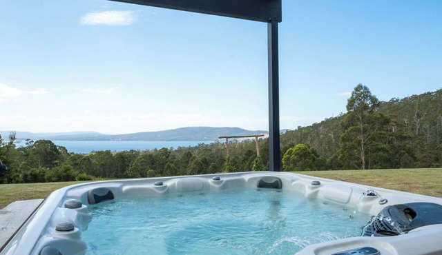 Ocean views, spacious & private, hot hub in Lower Snug