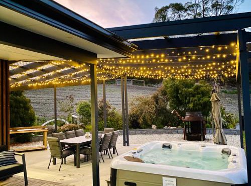 Ocean views, spacious & private, hot hub in Coningham