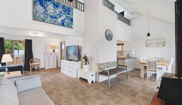 Oceanview Manor by Peppy Beach Retreats® (10 Adults), Manor in Peppermint Grove Beach