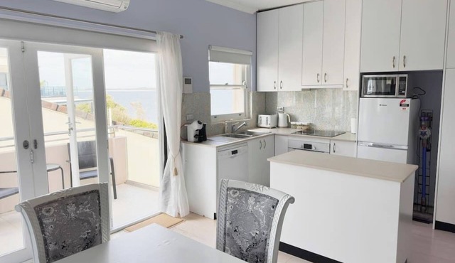 On The Esplanade sunny apt with a view in Cronulla