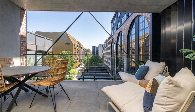 Onyx Apt · Onsite EV Charger · 5mins to Foreshore in Kingston