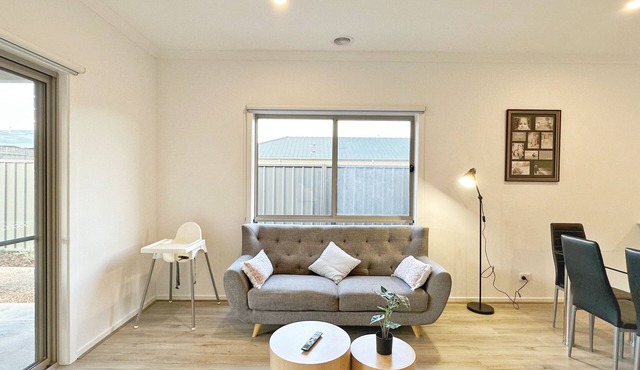 Open Range Zoo/cozy Bed/free Netflix/android Tv/fitness/workplace in Tarneit