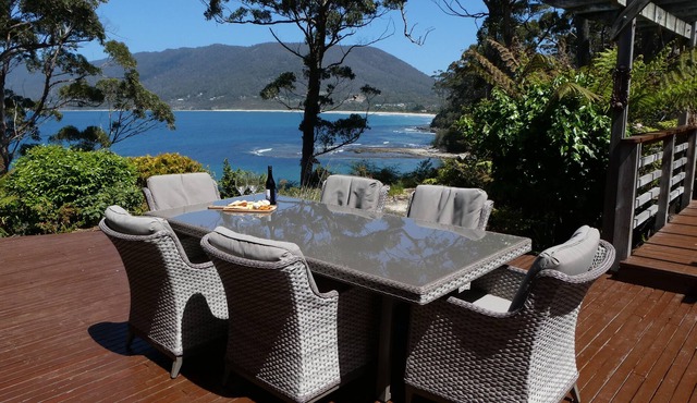 Osprey Lodge - Beachfront House with stunning ocean views in Eaglehawk Neck